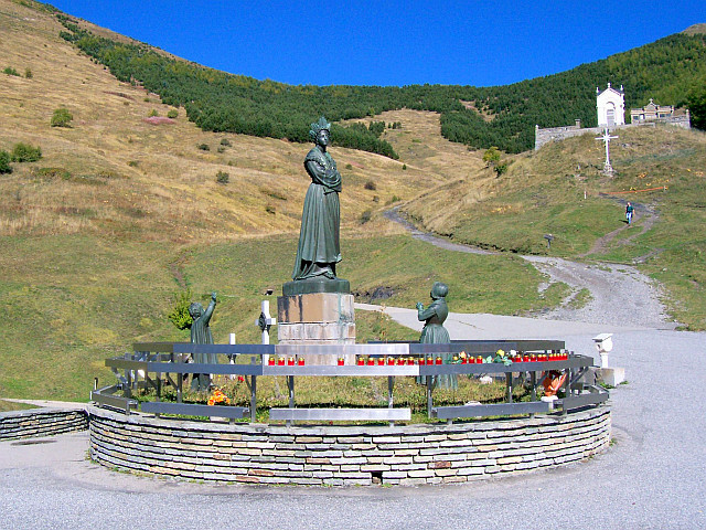 Statue de Notre-Dame de La Salette et des enfants