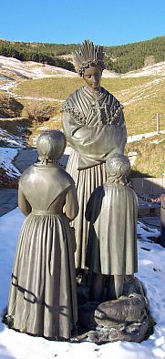 La Salette - Statue de Notre-Dame avec les enfants