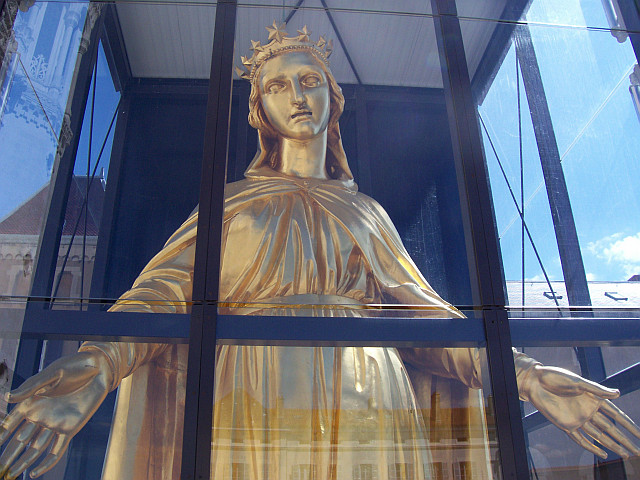 Basilique de Fourvière - Statue de la Vierge en bronze doré (descendue du socle)
