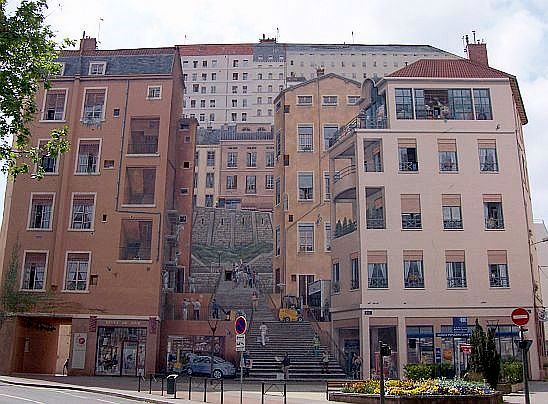 Frescoes in Lyon - overview of the house of canuts