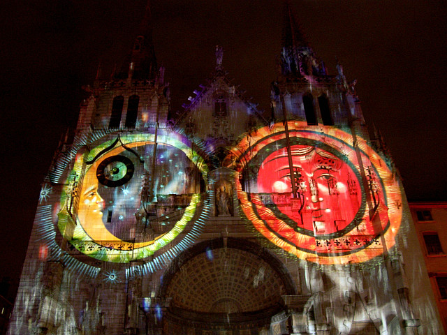 Illuminations de Lyon - Projection de la lune et du soleil sur l'église Saint-Nizier (2005)