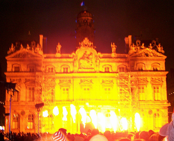 Illuminations de Lyon - Spectacle pyrotechnique à l'hôtel de ville (2005)