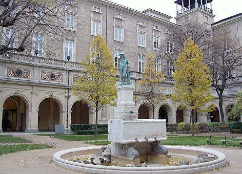 Place des Terreaux - Cour du palais Saint-Pierre
