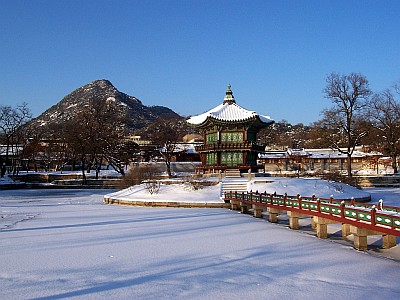 pavillon hyangwonjeong en hiver (palais gyeongbokgung de Séoul)